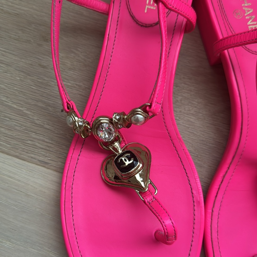 Chanel hot pink sandals - Picture 4 of 5